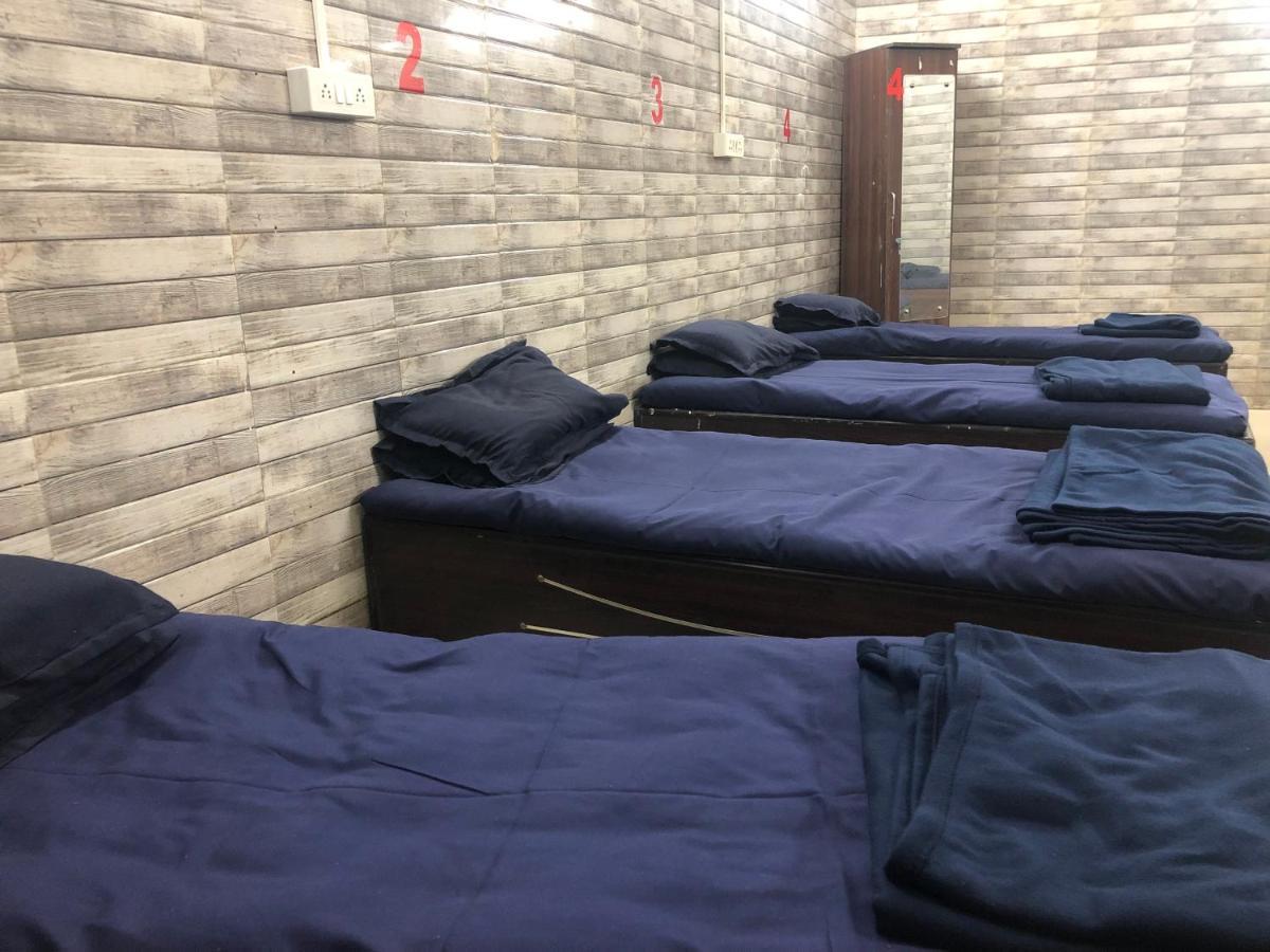 Charyana Hotel Ac Dormitory Ahmedabad Ngoại thất bức ảnh